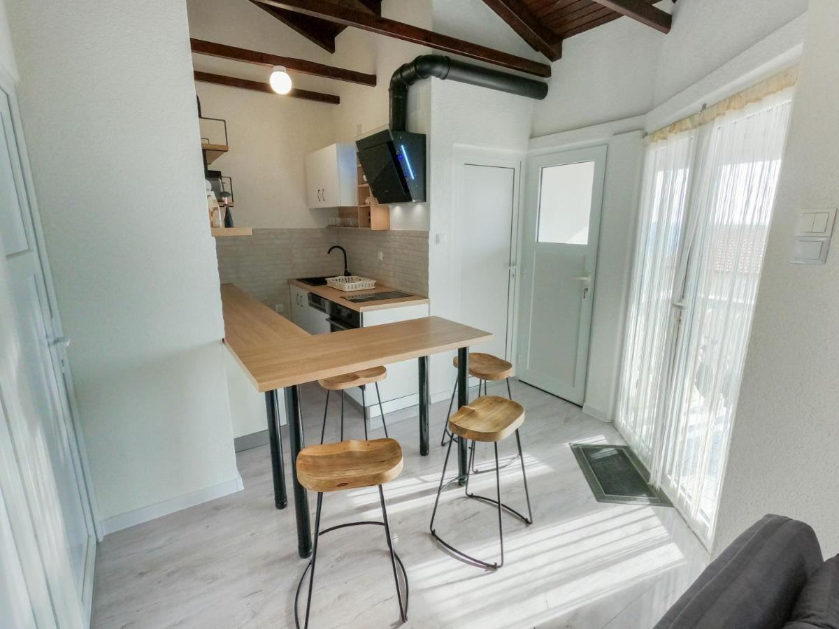 Apartments By The Sea Milna, Vis - 8895 روكافاك المظهر الخارجي الصورة