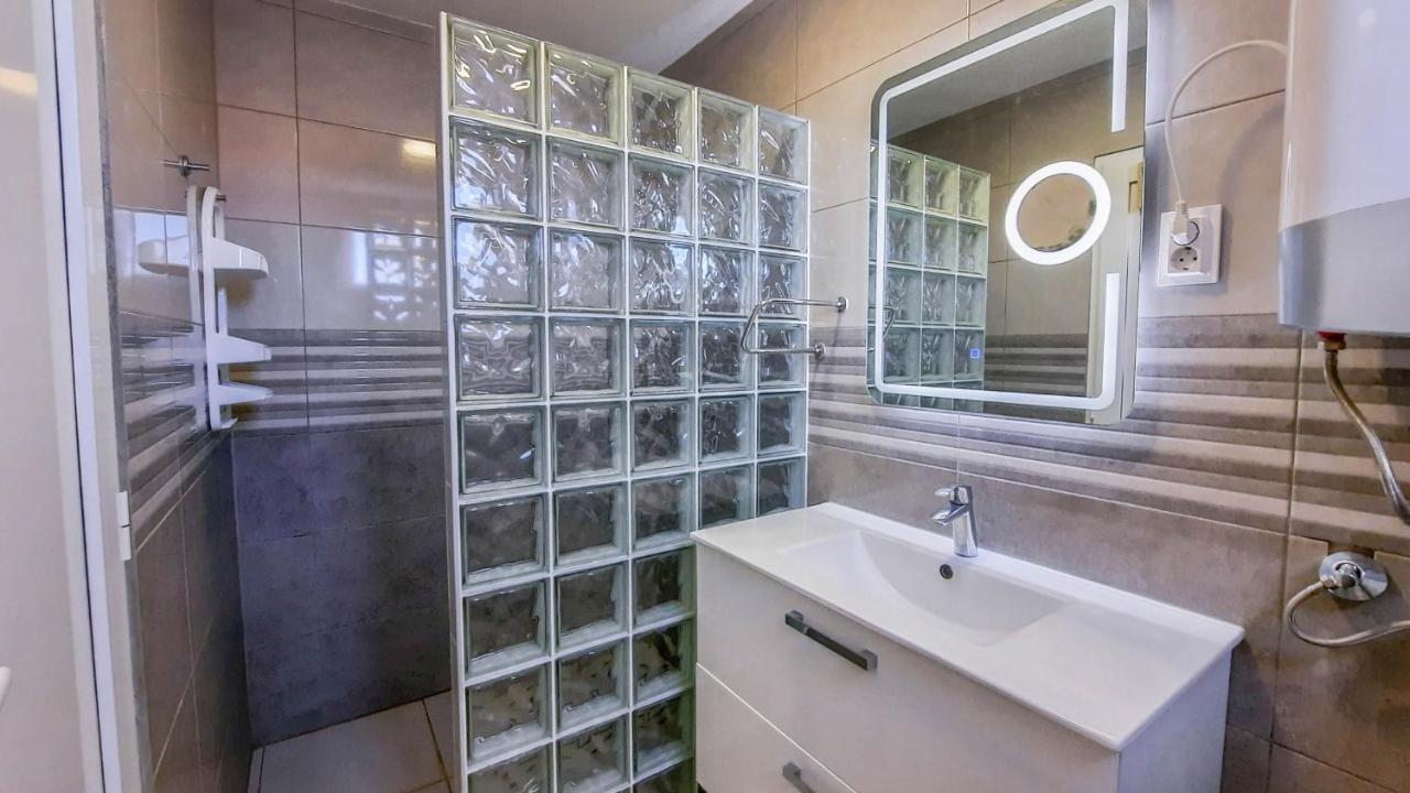 Apartments By The Sea Milna, Vis - 8895 روكافاك المظهر الخارجي الصورة