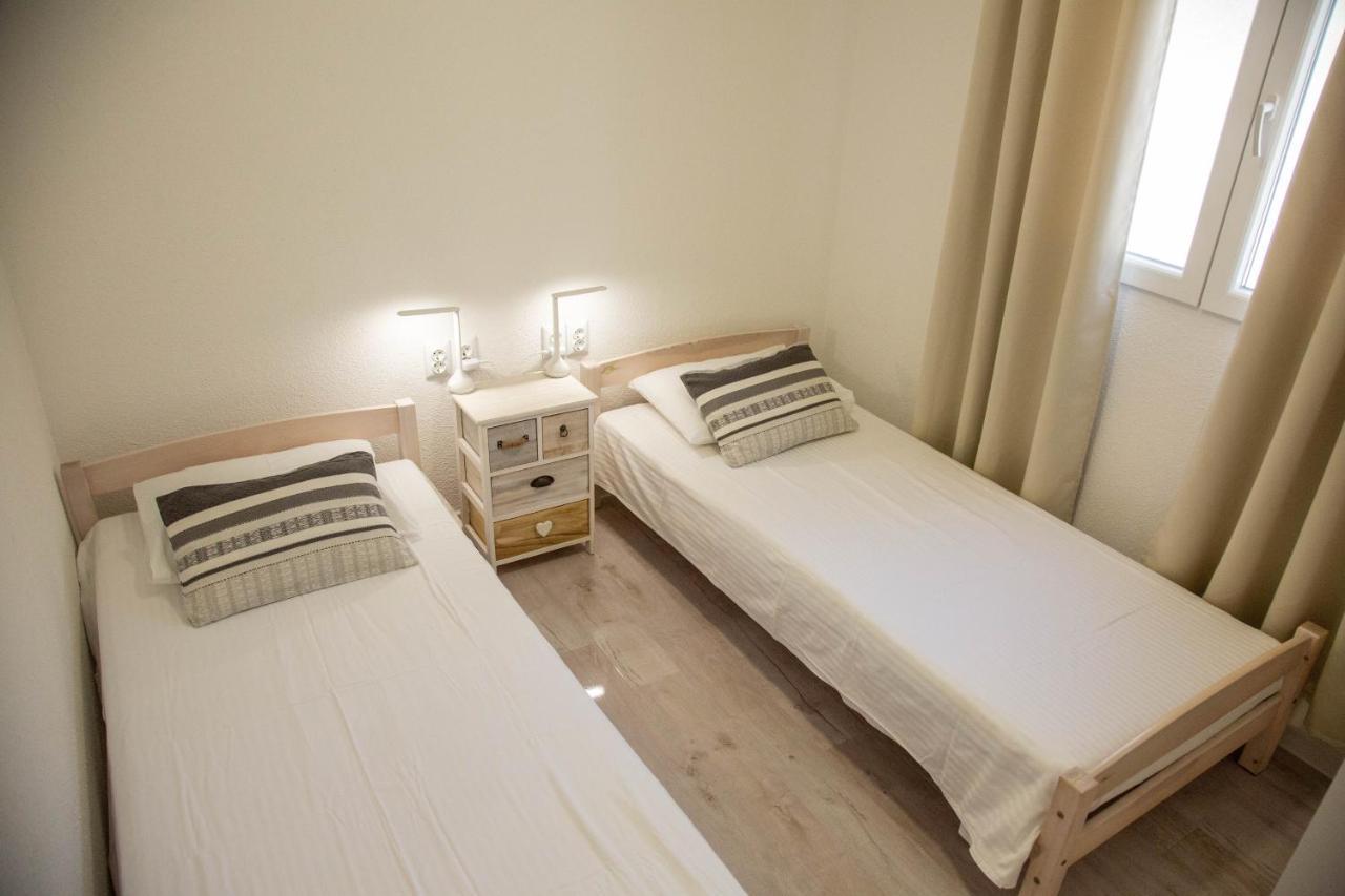 Apartments By The Sea Milna, Vis - 8895 روكافاك المظهر الخارجي الصورة
